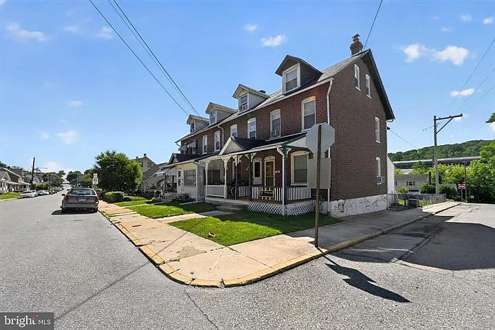 4 bed, 1188 sqft, $2,000 — Photo 2