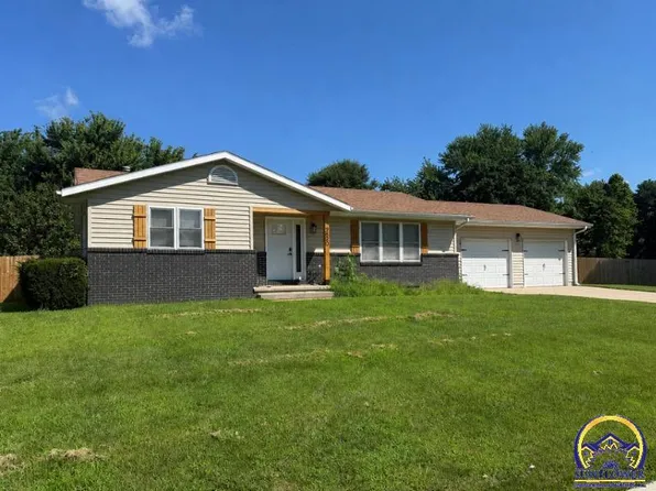 300 Choctaw Rd, Hiawatha, KS 66434