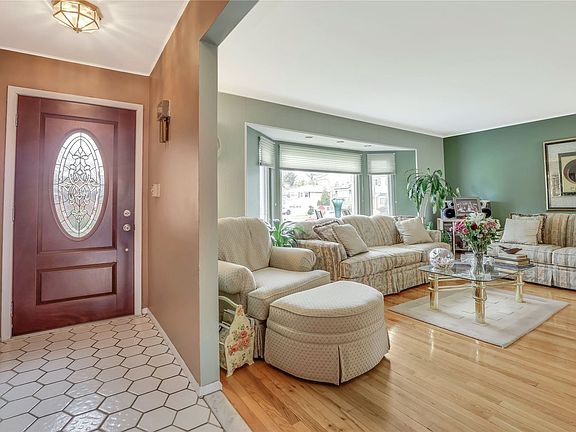 4th image of 105 Nassau Ave