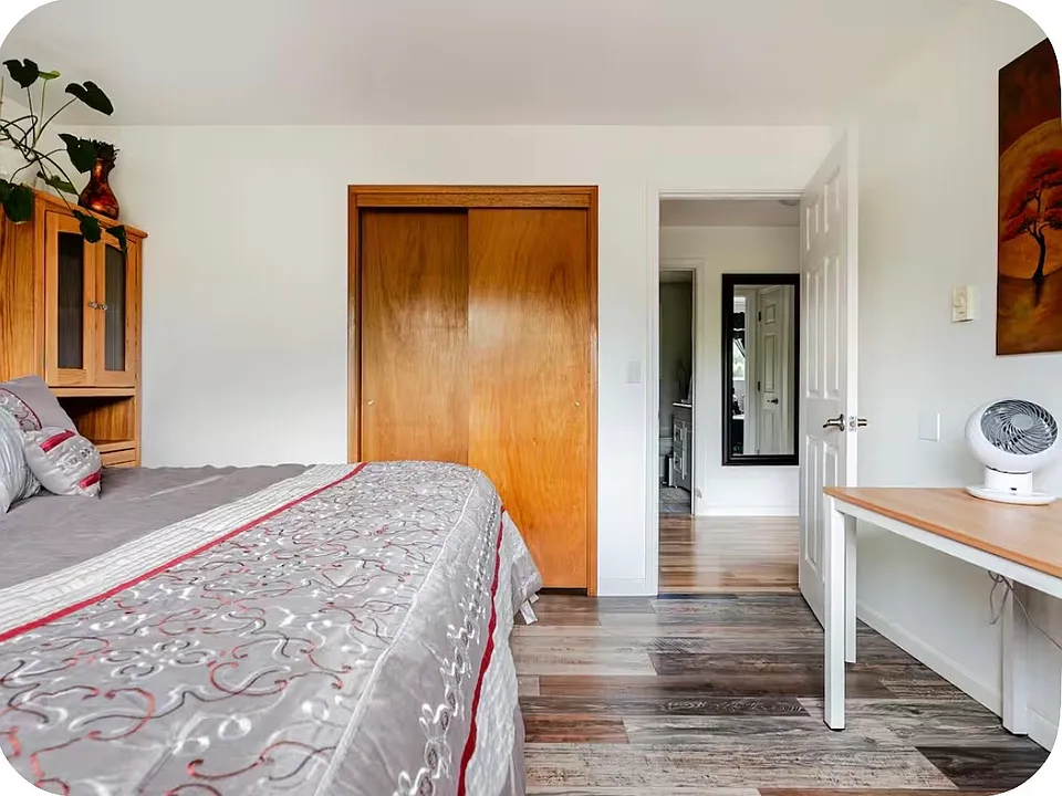 N Larch Ave