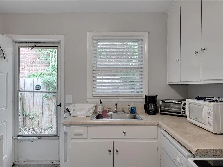 815 W Markham Ave #A — Photo 26