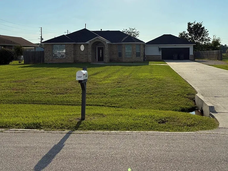 14049 Overstreet Dr — Photo 2
