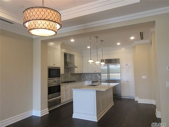 4th image of 1000 Royal Ct #1013