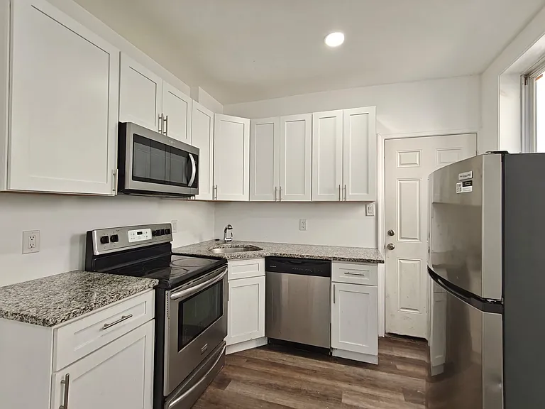 2424 N Bancroft St — Photo 2