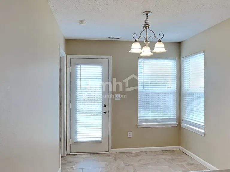 9724 Thomas Ln — Photo 4