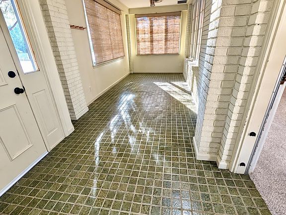 4th image of 315 W Locust St