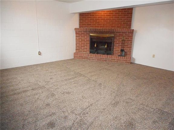 3rd image of 218 Sunny Dr