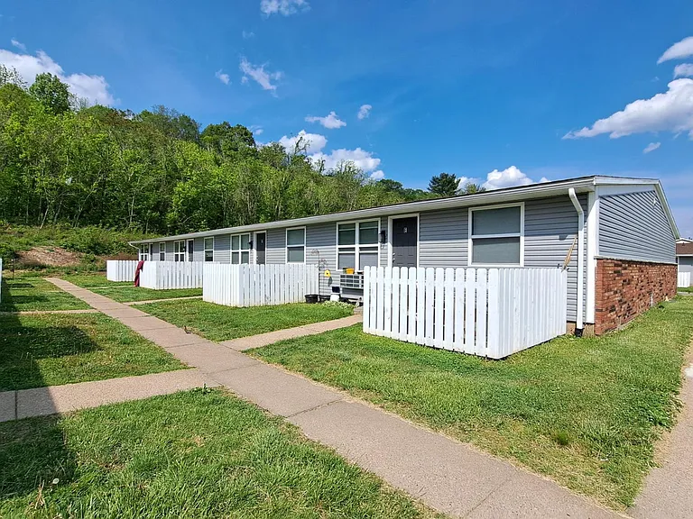 Evergreen Apartments & Townhouses in Belpre, OH — Photo 7