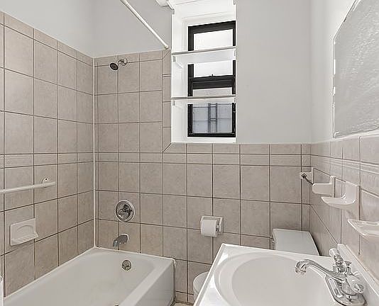 5th image of 343 Bedford Ave Unit B2