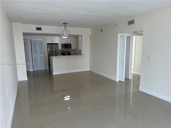 5th image of 275 NE 18th St APT 1902