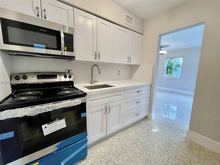 174 E 5th St #1 — Photo 3