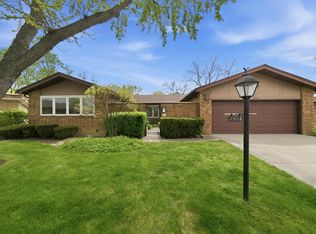 2453 Seville Cir, Northbrook, IL 60062