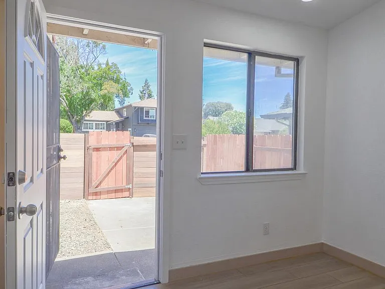1321 Astoria Dr — Photo 35