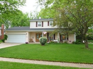 826 69th St, Darien, IL 60561