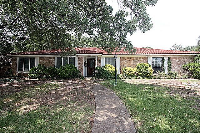 1st image of 2229 Lakeview Dr