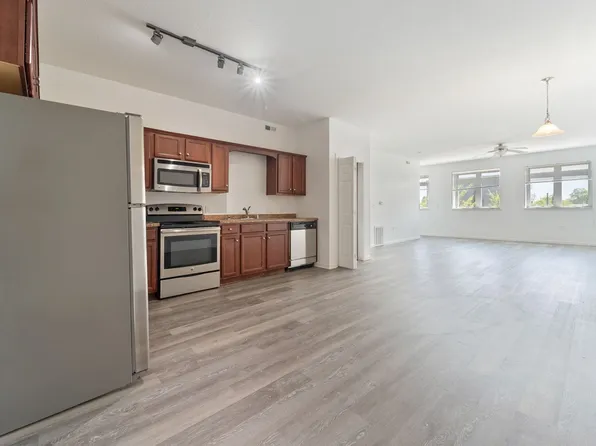 2215 College St, 2215 College St APT 3, Cedar Falls, IA 50613