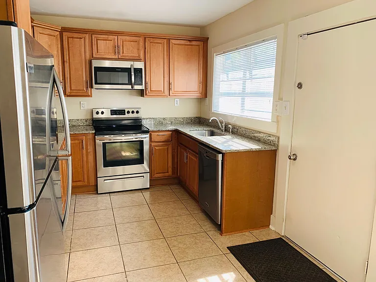 903 Montgomery St — Photo 33