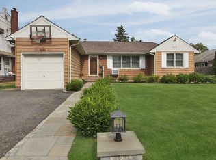 1086 Iris Pl, Westbury, NY 11590