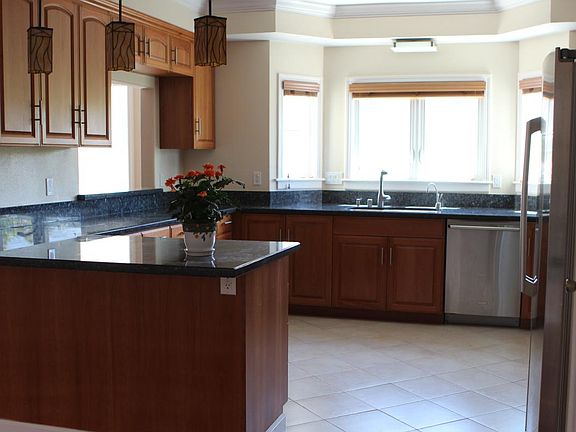 Lightfilled Kitchen overlooking hills