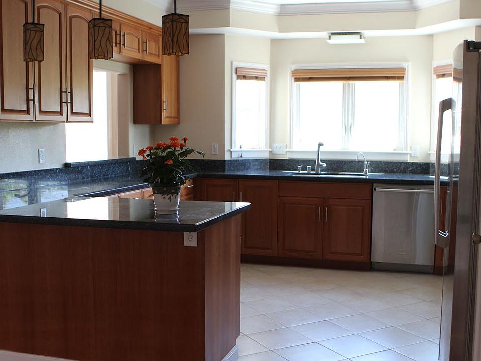 Lightfilled Kitchen overlooking hills