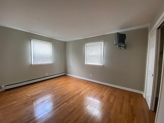 4th image of 2 35th St