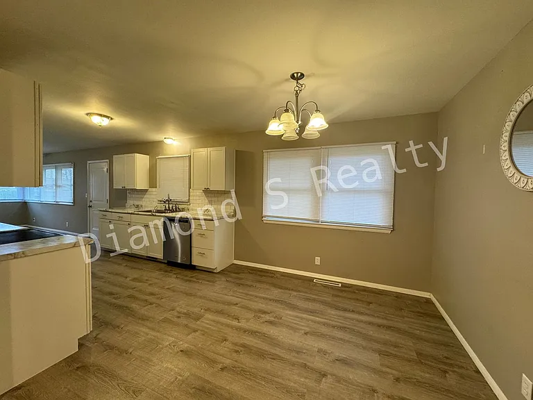 2202 S Prospect Ct — Photo 5