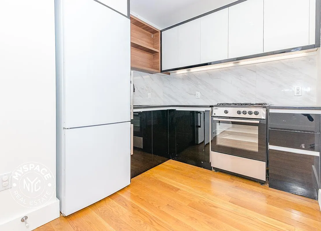 581 Ocean Parkway — Photo 4