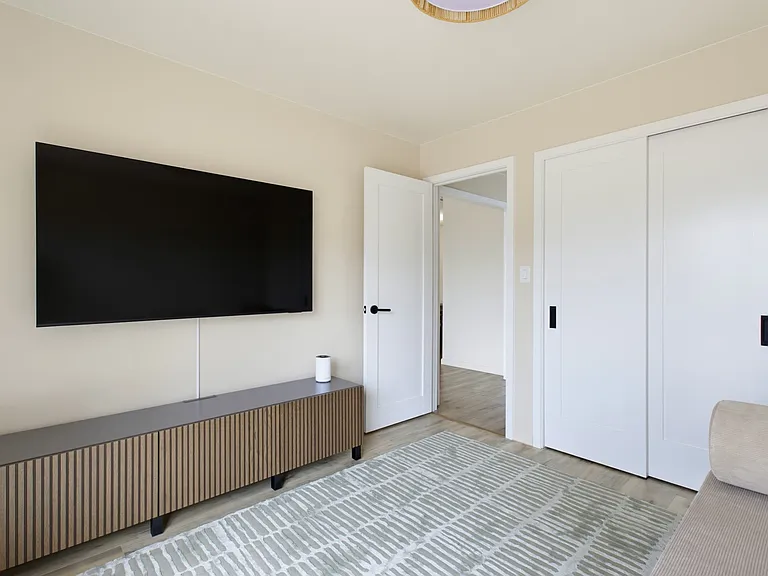 Entertainment room with new TV (Pic 3)