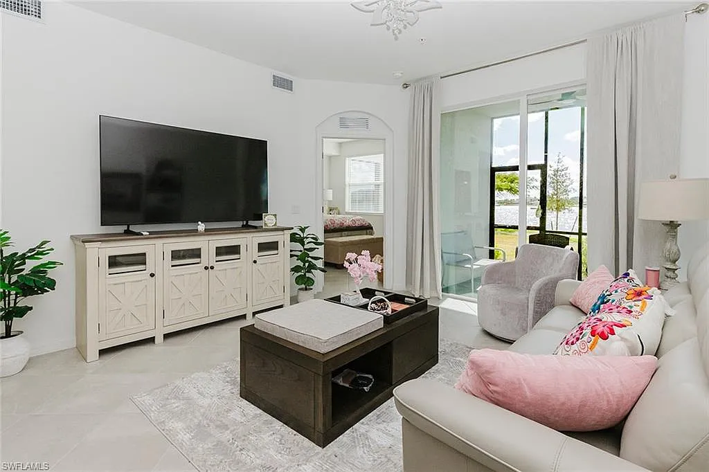 3 bed, 2.0 bath, 1301 sqft, $5,995 — Photo 2