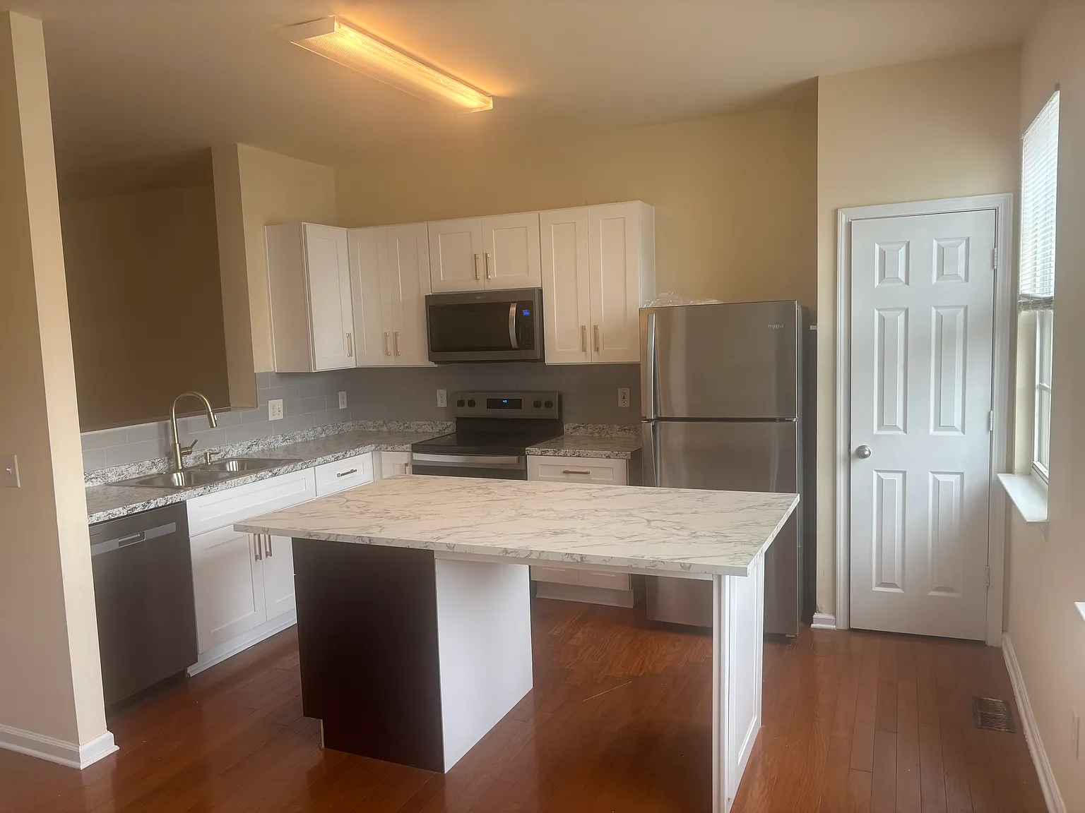 4 bed, 3.5 bath, 1400 sqft, $2,400 — Photo 1