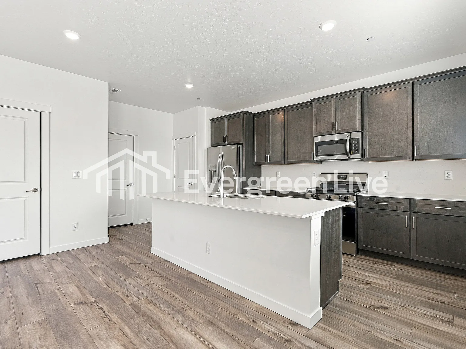 4 bed, 3.0 bath, 2345 sqft, $2,420 — Photo 4