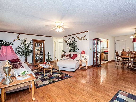 2nd image of 129 Oak Hill Ct NE