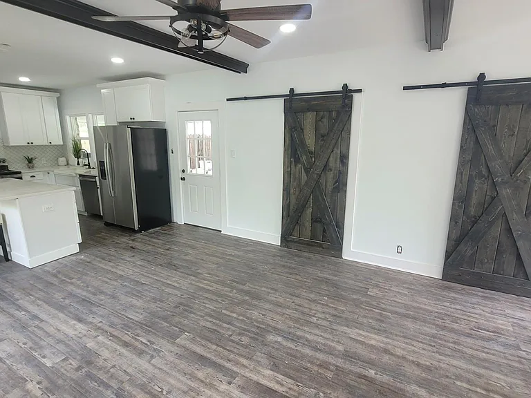 2820 Fort Ave — Photo 42