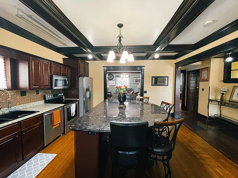 319 E Walnut St — Photo 15