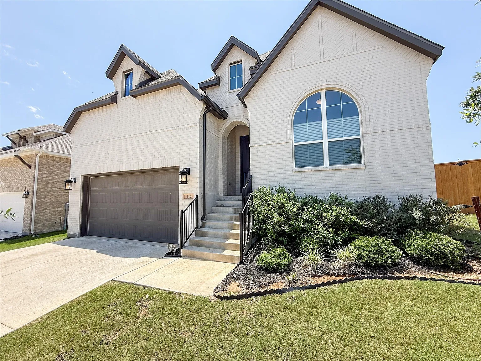 3 bed, 2.5 bath, 2261 sqft, $2,700 — Photo 3