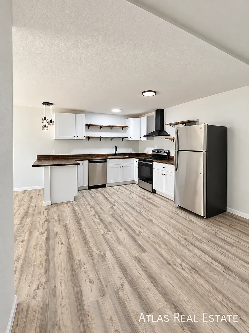 One Month Free! Updated 1-Bedroom with Patio & Walk-In Closet Near Oak Station — Photo 3