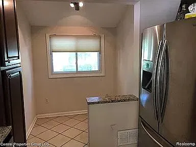 913 Knowles St — Photo 5