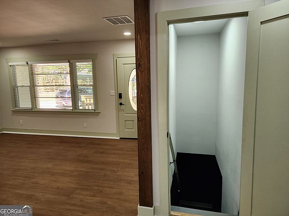 3rd image of 718 Springlake Rd