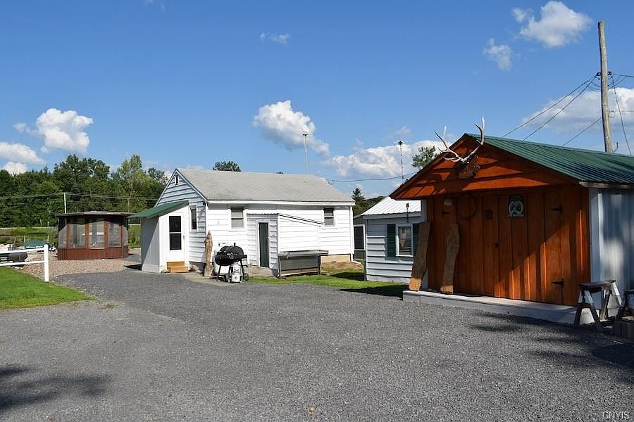 1st image of 15 Lindsey Dr