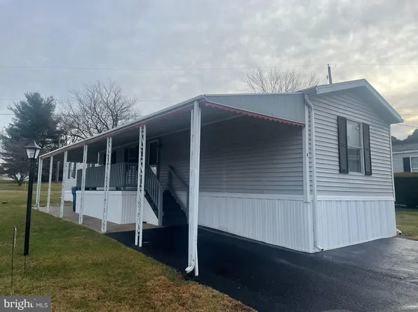 4 Lyle Cir, York, PA 17402