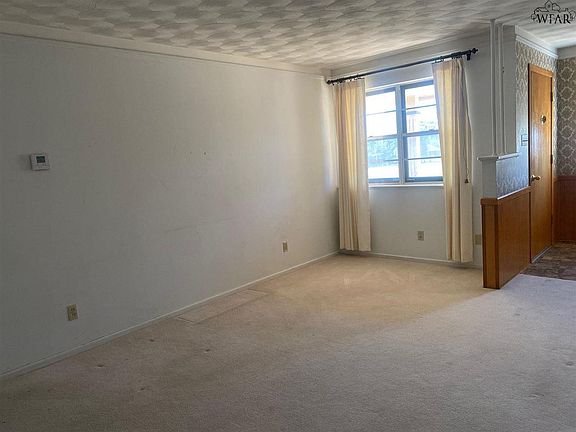 4th image of 500 W Rebecca Ave