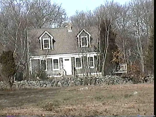 85 Carpenter Ln N, Saunderstown, RI 02874
