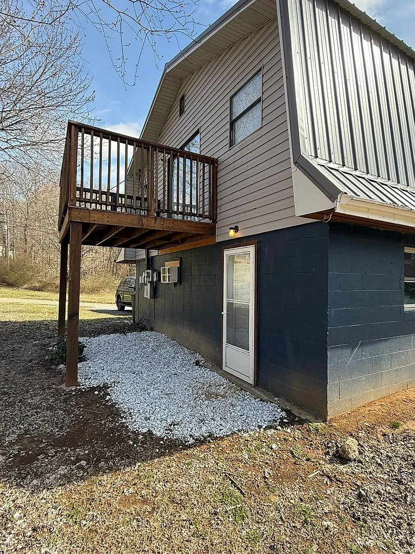 2 bed, 1.0 bath, 1092 sqft, $1,425 — Photo 2