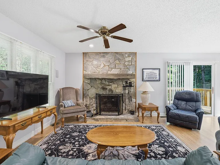 2726 Pheasant Run St — Photo 3