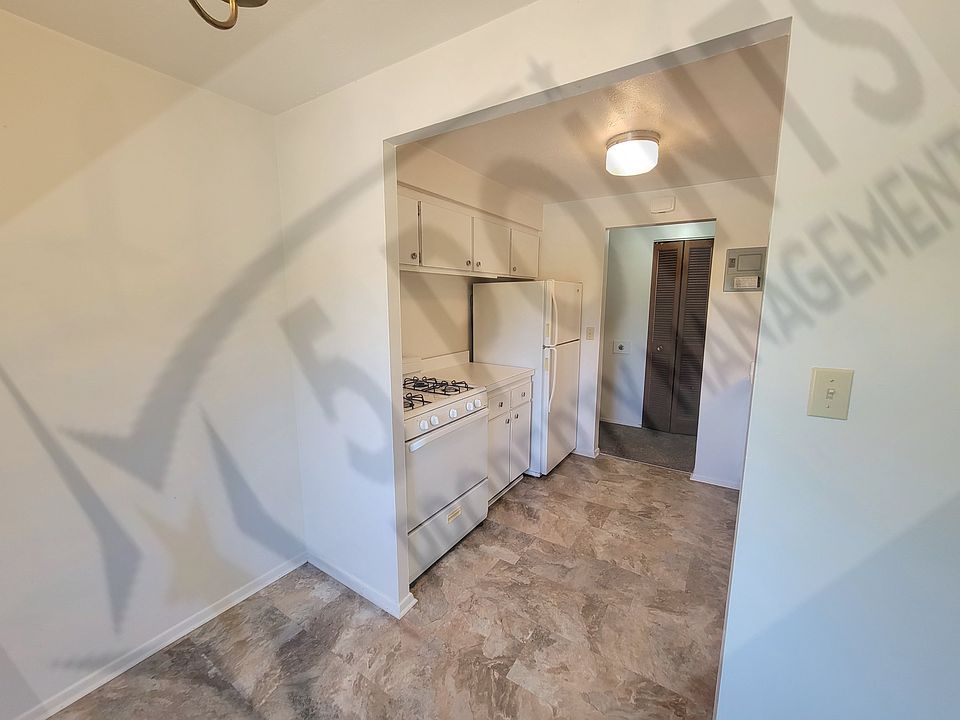 1st image of 24600 Euclid Ave #9
