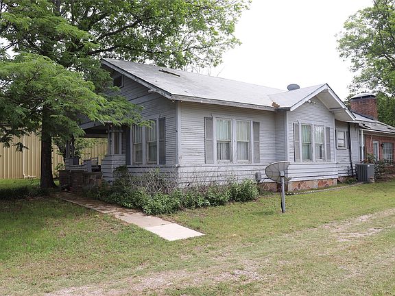 3rd image of 210 E Roberts St