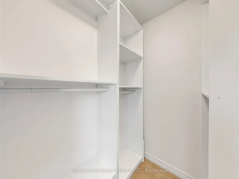 72 Middlecote Dr — Photo 38
