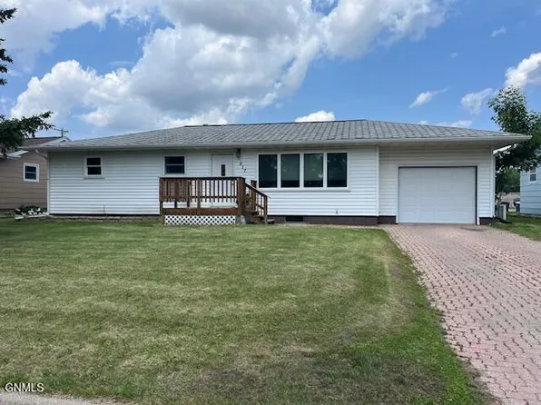 917 12th St NE, Jamestown, ND 58401