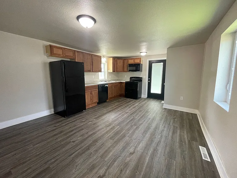 303 S 4th St — Photo 2