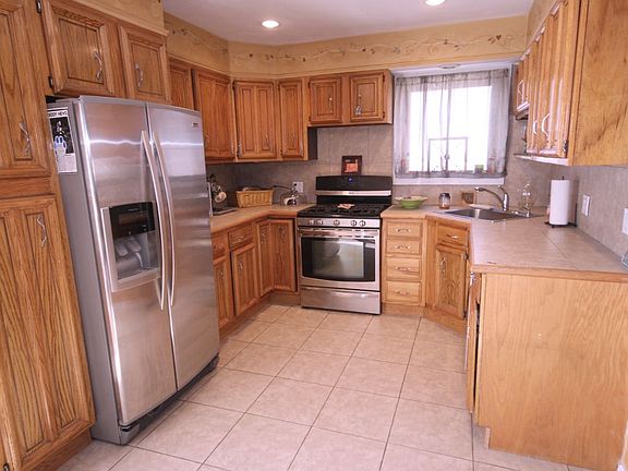5th image of 402 Elverton Ave